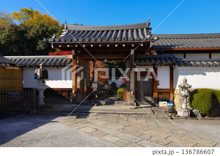 traditional temple in Chome Honmachi near Tofuku ji 136786607