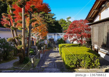 traditional temple in Chome Honmachi near Tofuku ji traditional temple in Chome Honmachi near Tofuku ji 136786612