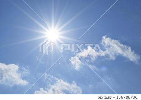 青空と太陽 直射日光 フリースペースイメージ( fix撮影 ) 青空と太陽 直射日光 フリースペースイメージ( fix撮影 ) 136786730