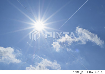 青空と太陽 直射日光 フリースペースイメージ( fix撮影 ) 青空と太陽 直射日光 フリースペースイメージ( fix撮影 ) 136786734