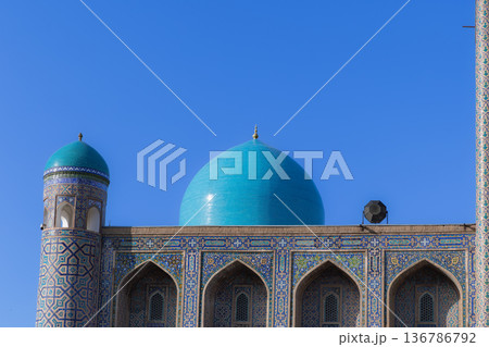 サマルカンドのレギスタン広場の神学校 136786792