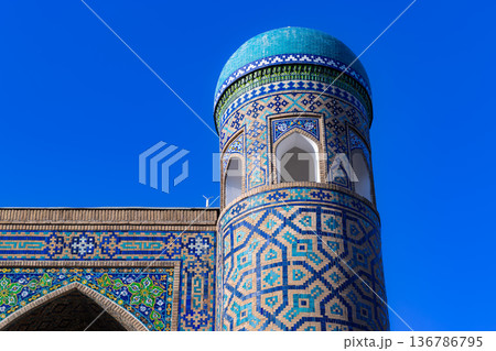 サマルカンドのレギスタン広場の神学校 136786795