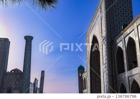 サマルカンドのレギスタン広場の神学校 136786796