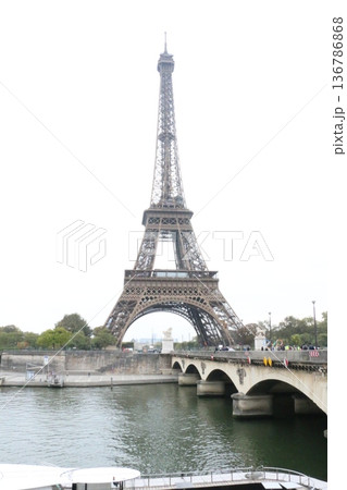 パリのシンボル　エッフェル塔 136786868