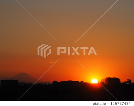 オレンジ色の夕日と富士山のシルエット 136787484