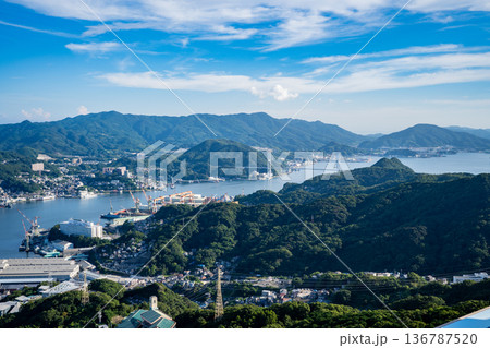 稲佐山山頂展望台から見る女神大橋方面の風景 136787520