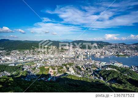 稲佐山山頂展望台から見る長崎市の街並み 136787522