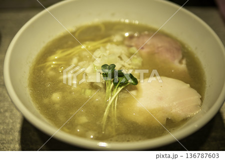 鶏肉のラーメン 鶏肉のラーメン 136787603