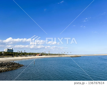 青空と美しい日本の海ビーチ | 夏の癒し風景 青空と美しい日本の海ビーチ | 夏の癒し風景 136787614