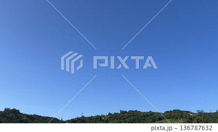青空に広がる爽やかな空風景 | 夏の癒し背景 青空に広がる爽やかな空風景 | 夏の癒し背景 136787632