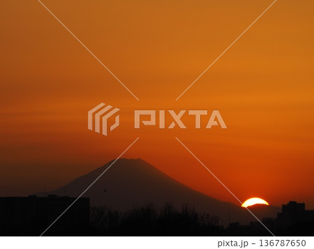 オレンジ色の夕日と富士山のシルエット オレンジ色の夕日と富士山のシルエット 136787650