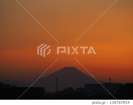 オレンジ色の夕焼けと富士山のシルエット オレンジ色の夕焼けと富士山のシルエット 136787654