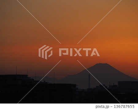 オレンジ色の夕焼けと富士山のシルエット 136787655