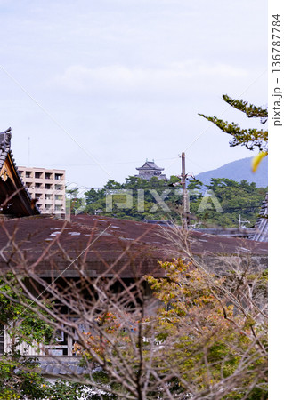 松江藩主　菩提寺　月照寺　松江藩の七代松平治郷公　墓所から見えた松江城 136787784