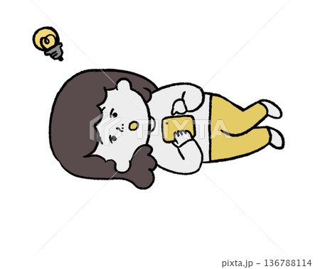 寝ながらスマホでひらめいた女性(黄色) 寝ながらスマホでひらめいた女性(黄色) 136788114