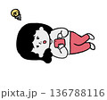 寝ながらスマホでひらめいた女性(赤色) 136788116