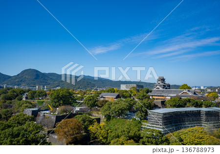 熊本市役所の展望ロビーから見る熊本城 熊本市役所の展望ロビーから見る熊本城 136788973