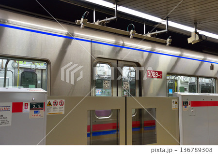 QRコード　ホームドア　泉岳寺駅 136789308