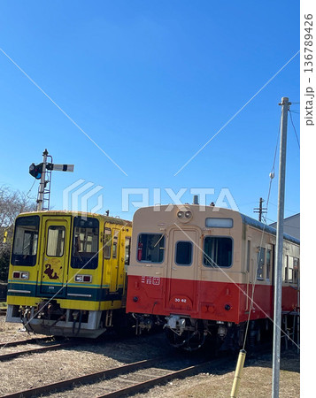 国吉駅に保存された旧型車両とローカル鉄道の風景（千葉県いすみ市・いすみ鉄道） 136789426