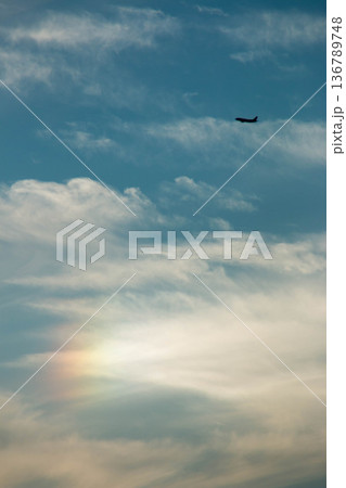 澄んだ青空を背景に飛ぶ旅客機とやわらかな光 澄んだ青空を背景に飛ぶ旅客機とやわらかな光 136789748
