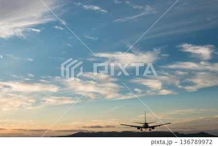 青空のもと滑走路へ降り立つ旅客機の風景 青空のもと滑走路へ降り立つ旅客機の風景 136789972