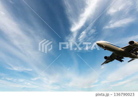 雲が広がる青空を飛ぶ旅客機 雲が広がる青空を飛ぶ旅客機 136790023