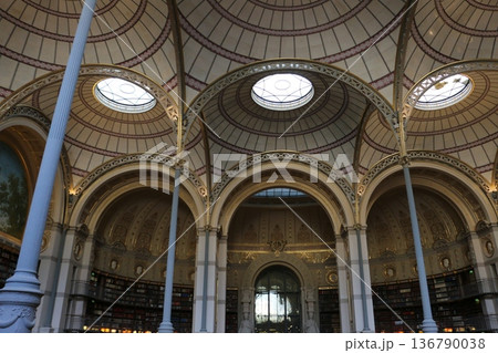 国立図書館リシュリュー館の優美な内部 136790038