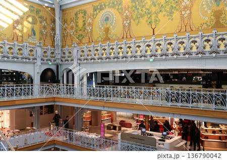 復活した老舗百貨店サマテリーヌ 復活した老舗百貨店サマテリーヌ 136790042