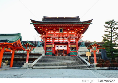 京都府 伏見稲荷大社 楼門(重要文化財) 京都市伏見区深草藪之内町 京都府 伏見稲荷大社 楼門(重要文化財) 京都市伏見区深草藪之内町 136790527