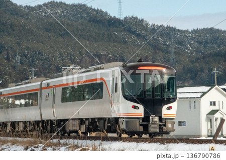 雪景色の中、宮の大カーブを走り高山駅に向かう特急ひだ(HC85系) 雪景色の中、宮の大カーブを走り高山駅に向かう特急ひだ(HC85系) 136790786