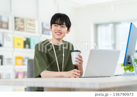 オフィスで働く若いエンジニアの男性 136790973