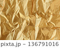 金色のしわくちゃの紙 136791016