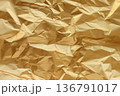 金色のしわくちゃの紙 136791017