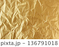 金色のしわくちゃの紙 136791018