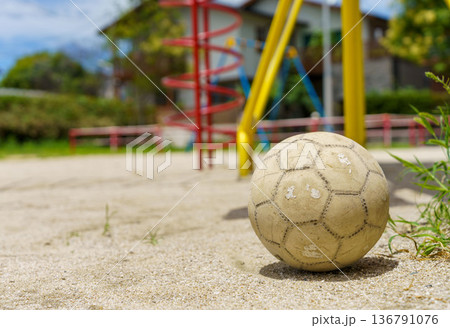 公園のサッカーボール 136791076