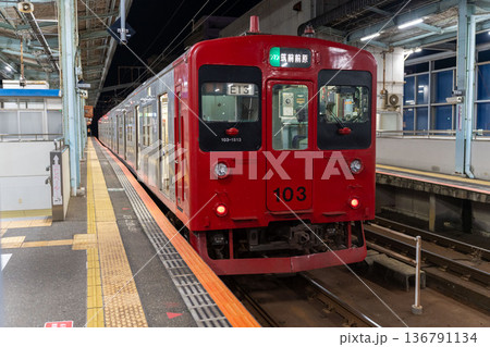 発車前の電車 発車前の電車 136791134