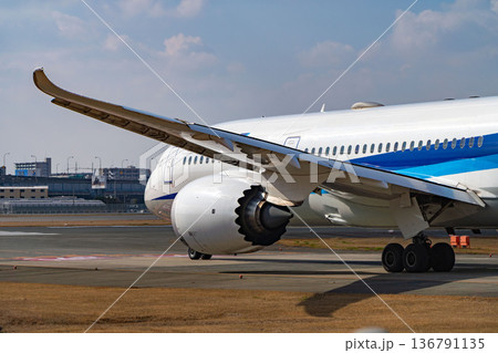 離陸を待つ旅客機 136791135