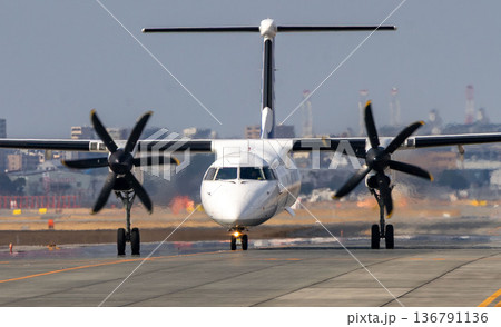 着陸した旅客機 136791136