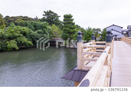 松江城 内濠にかかる新橋 松江城 内濠にかかる新橋 136791156