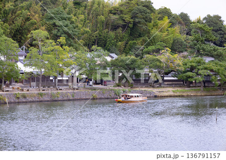 松江城　内濠を進む堀川遊覧船 136791157