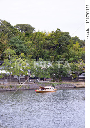松江城　内濠を進む堀川遊覧船 136791158