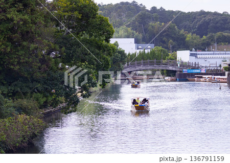 松江城　内濠を進む堀川遊覧船 136791159