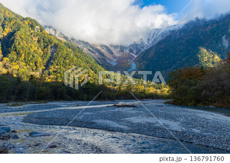 日本屈指の山岳リゾート 秋と紅葉の上高地 日本屈指の山岳リゾート 秋と紅葉の上高地 136791760