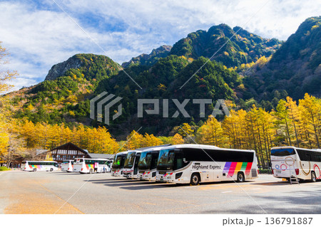 日本屈指の山岳リゾート　秋と紅葉の上高地　上高地バスターミナル 136791887