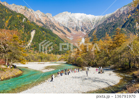 日本屈指の山岳リゾート 秋と紅葉の上高地 奥穂高岳 日本屈指の山岳リゾート 秋と紅葉の上高地 奥穂高岳 136791970
