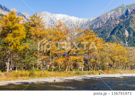 日本屈指の山岳リゾート　秋と紅葉の上高地 136791973