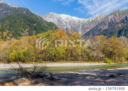 日本屈指の山岳リゾート 秋と紅葉の上高地 日本屈指の山岳リゾート 秋と紅葉の上高地 136791988