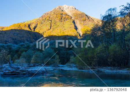 日本屈指の山岳リゾート 秋と紅葉の上高地 中千丈沢の押し出しと焼岳 日本屈指の山岳リゾート 秋と紅葉の上高地 中千丈沢の押し出しと焼岳 136792048