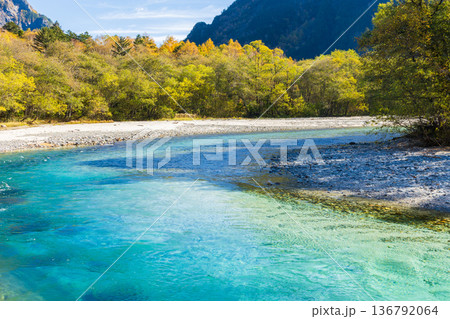 日本屈指の山岳リゾート　秋と紅葉の上高地 136792064