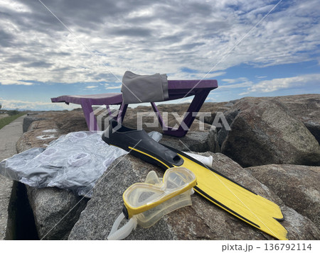 flippers and mask for diving on the beach. 136792114